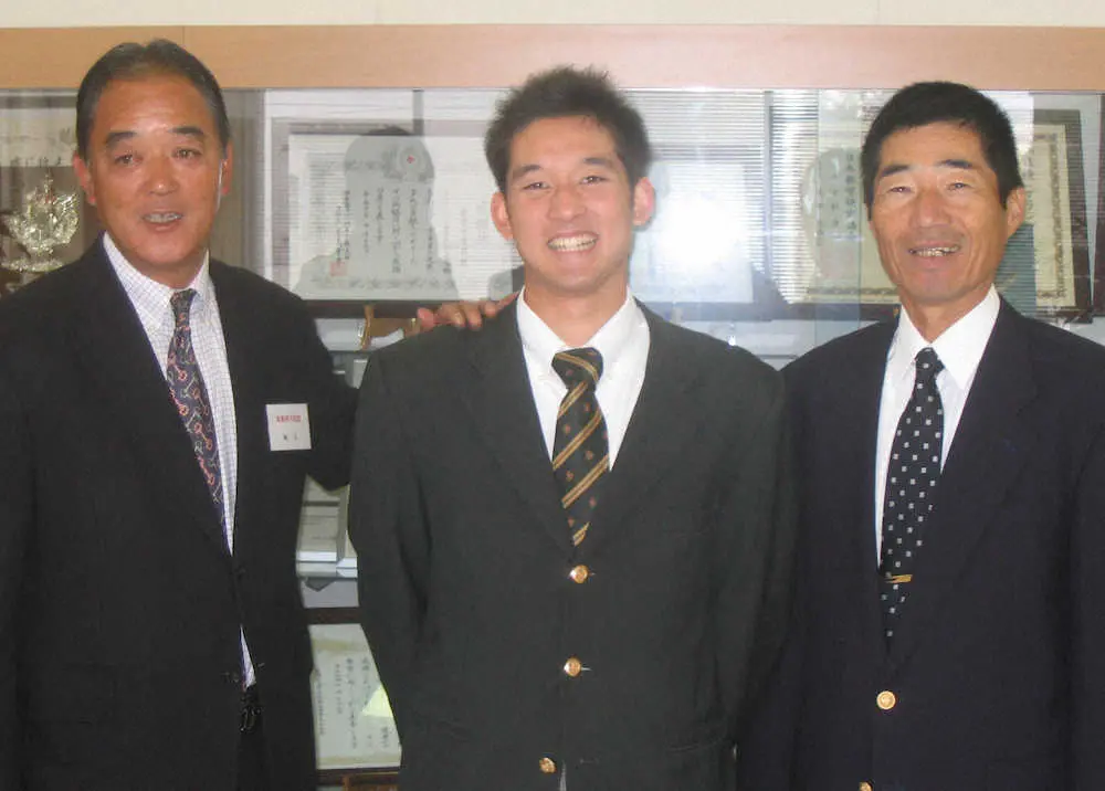08年、前田監督（右）と笑顔を見せる杉谷（中央）