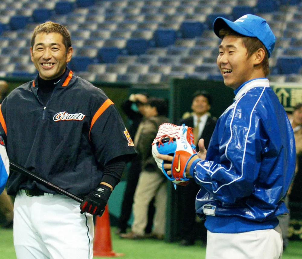 2004年のオープン戦の試合前に談笑する清原（左）と松坂