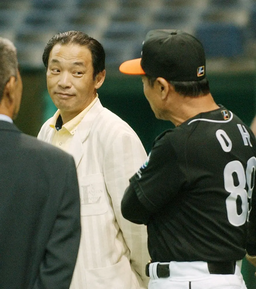 2003年、試合前にダイエー・王貞治監督と話しをする評論家時代の落合氏