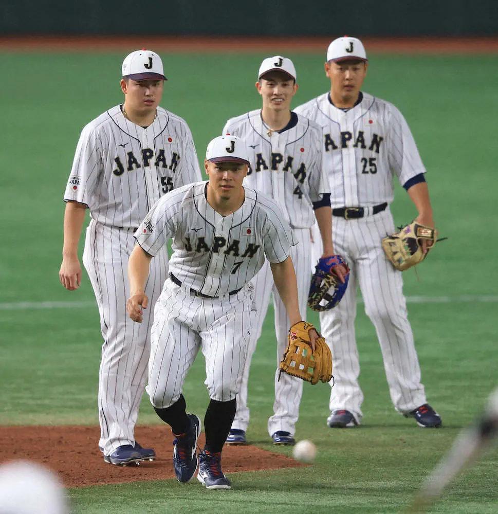 三塁でノックを受ける（左から）村上、佐藤輝、周東、岡本和（撮影・篠原岳夫）
