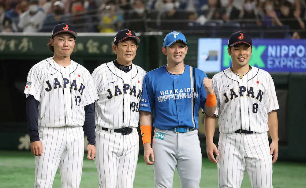 ＜侍・日＞試合後、笑顔で写真に納まる（左から）伊藤、栗山監督、杉谷、近藤　（撮影・白鳥　佳樹）