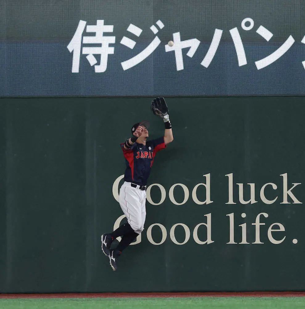 阪神・佐藤輝　右翼守備で存在感発揮　フェンス際でジャンピングキャッチ＆強肩で二塁走者の生還阻止