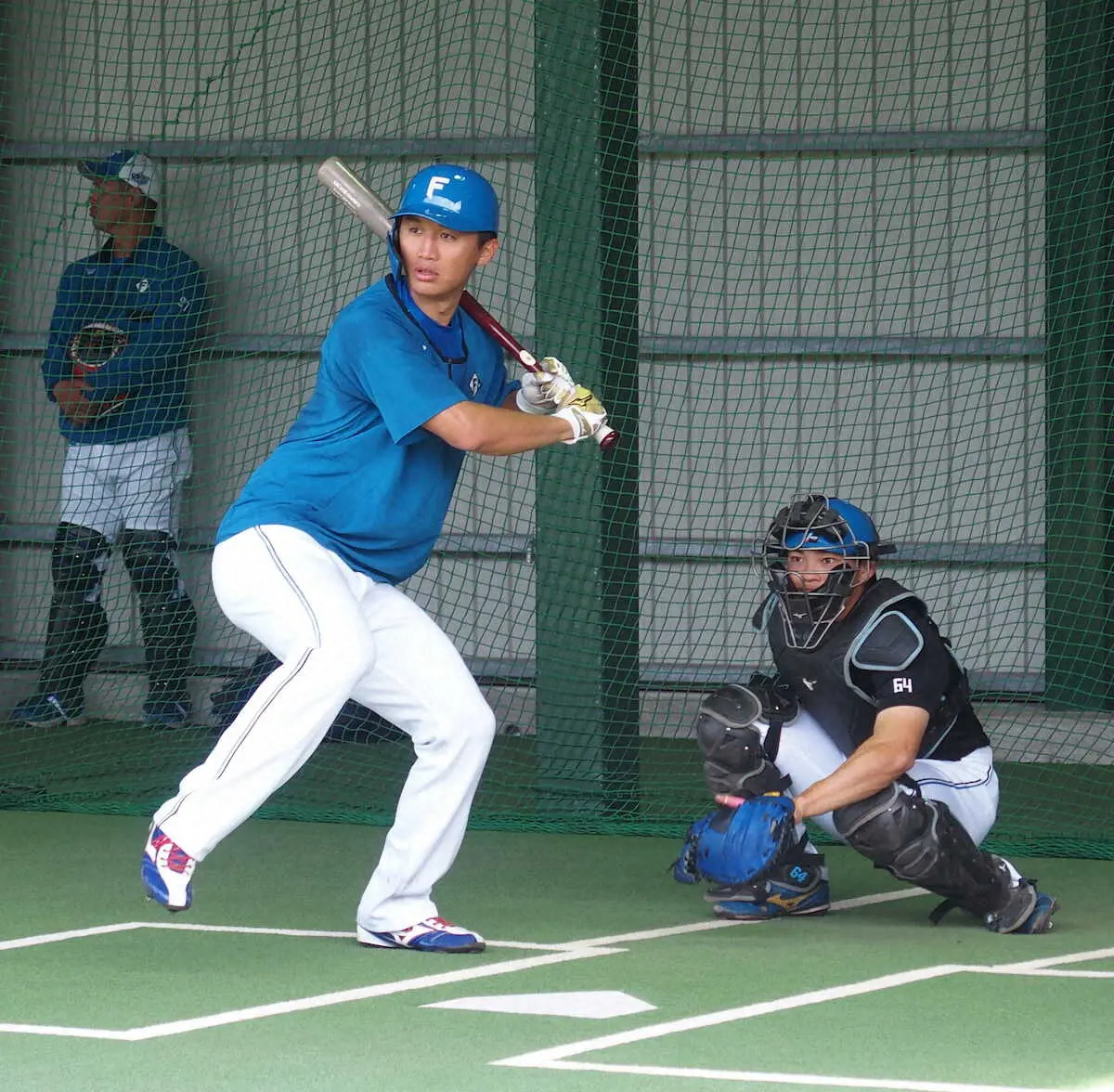 ブルペンで投手の球筋を見極める日本ハム・加藤豪。捕手は田宮