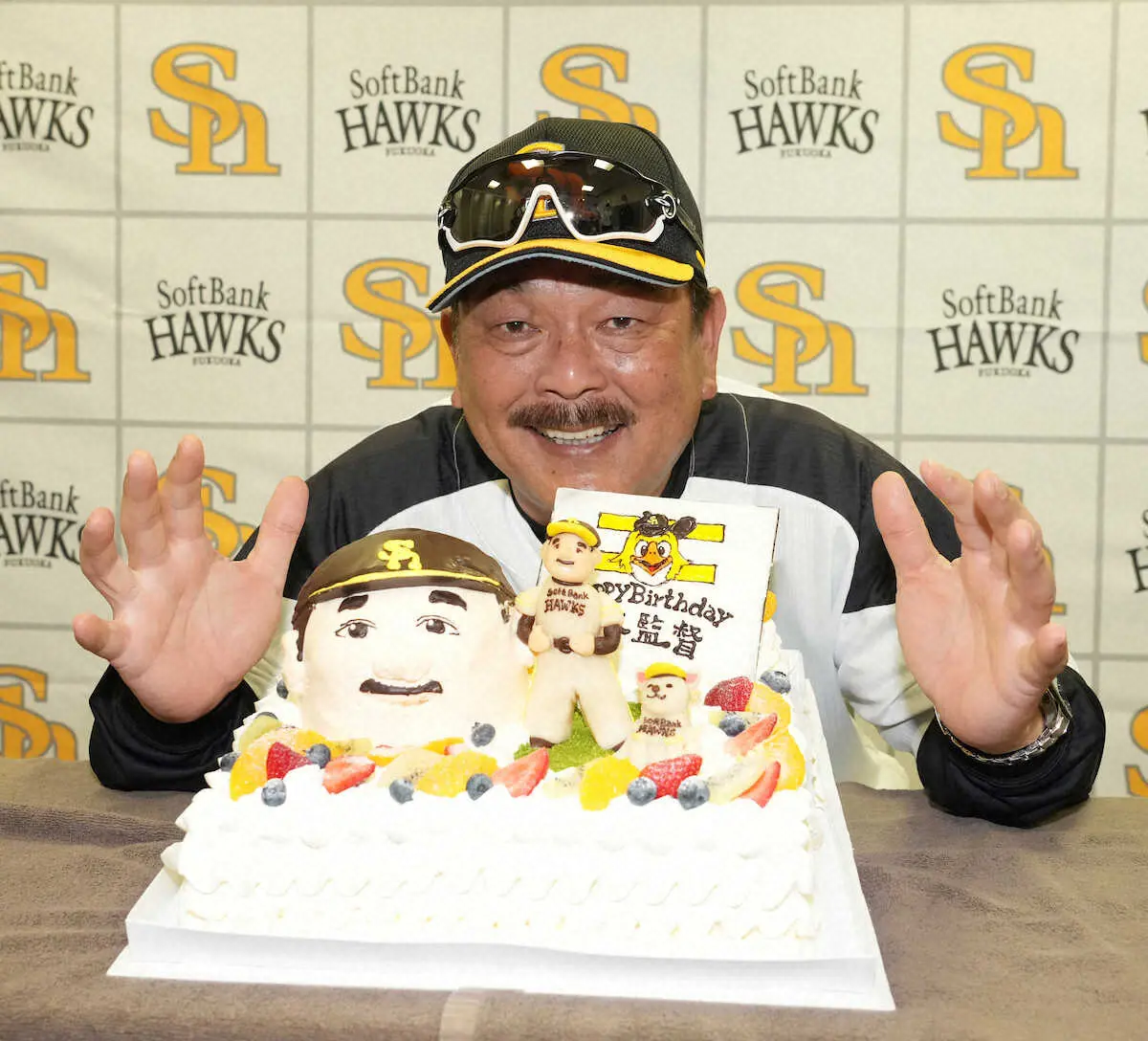 ソフトB・藤本監督　59歳誕生日にケーキでニッコリ「50代ラストはいい形で締めたい」