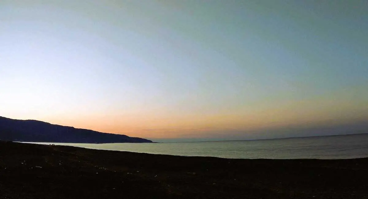 日の出を迎える安芸の海岸