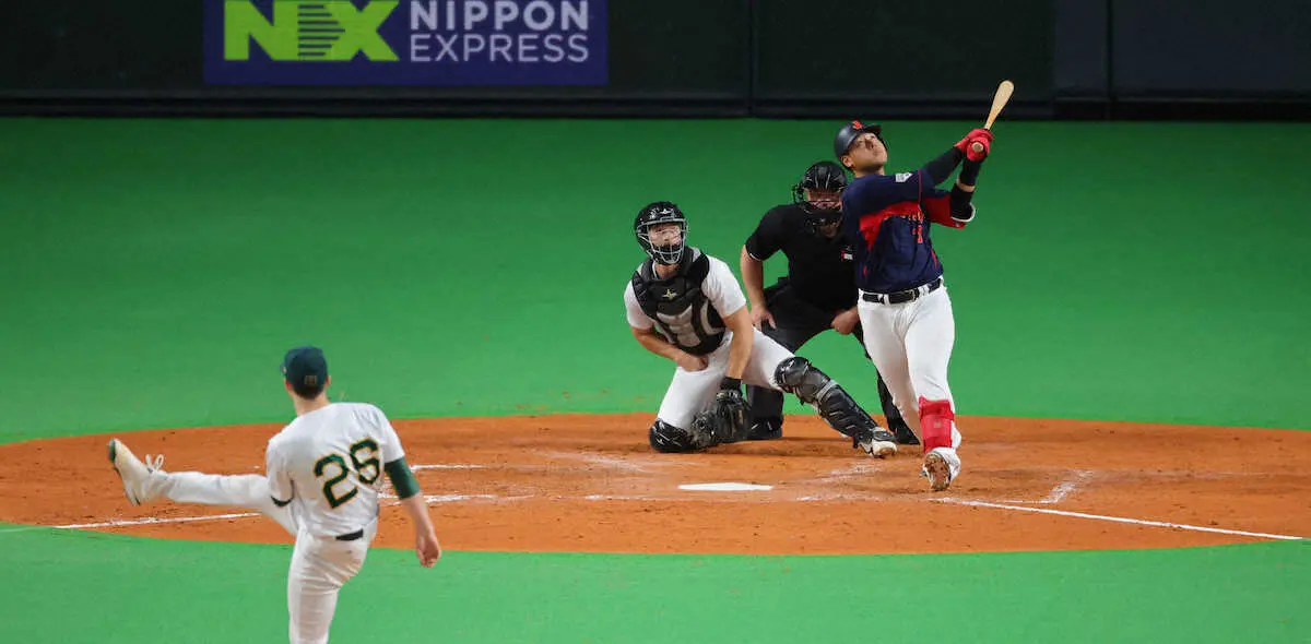 これぞ巨人の主砲！　岡本和真が札幌ドーム天井直撃の二塁打放つ　かすめるのではなくがっつり当たる