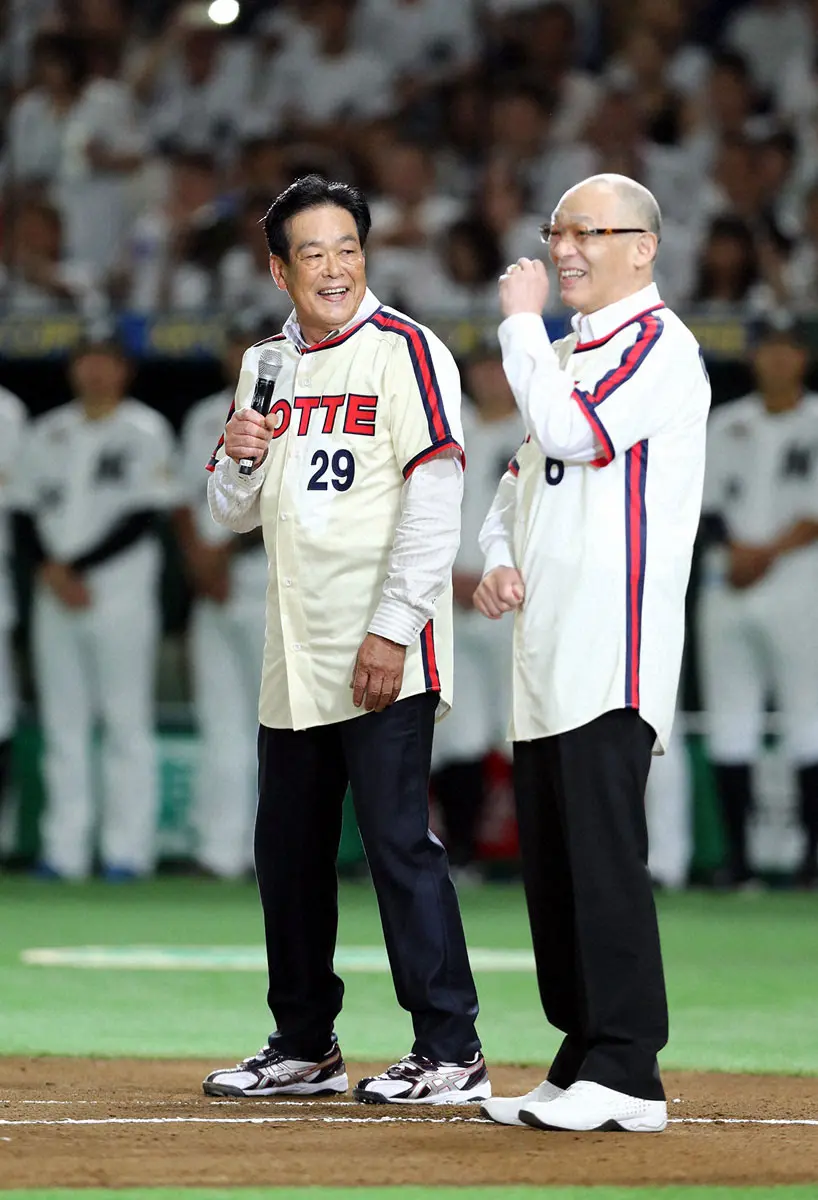 18年、試合前セレモニーで、スピーチする村田氏（左）と落合氏