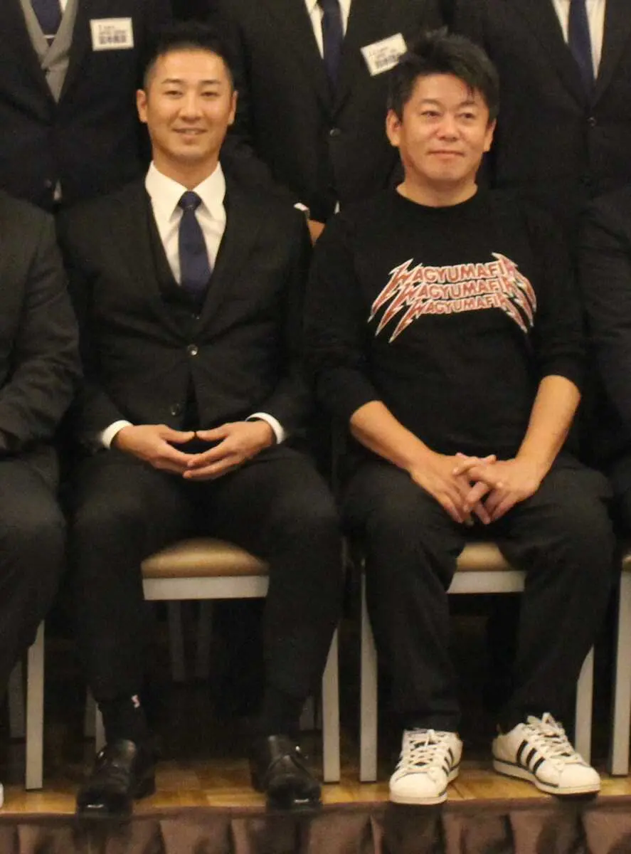 シーズン報告会に出席した西岡兼任監督（左）と堀江ファウンダー