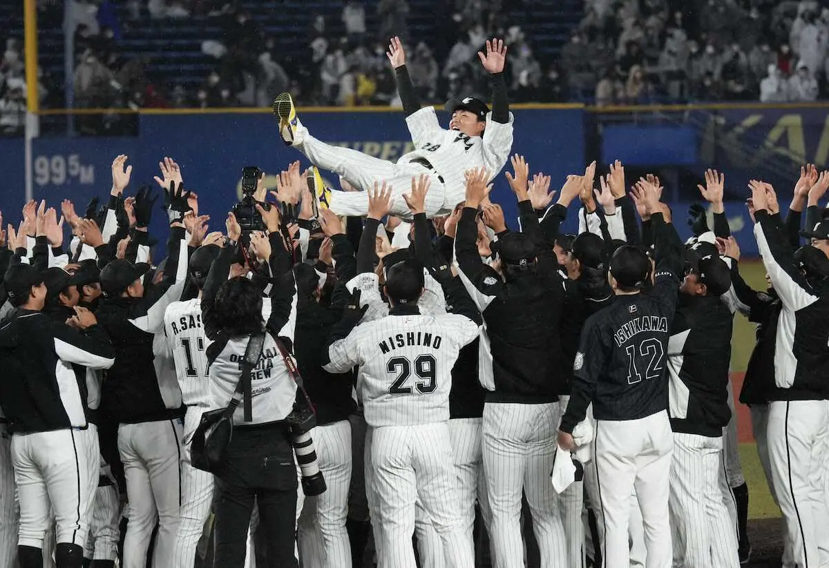 ロッテ松永＆田中靖がナインの手で胴上げ　ファン感で引退セレモニー