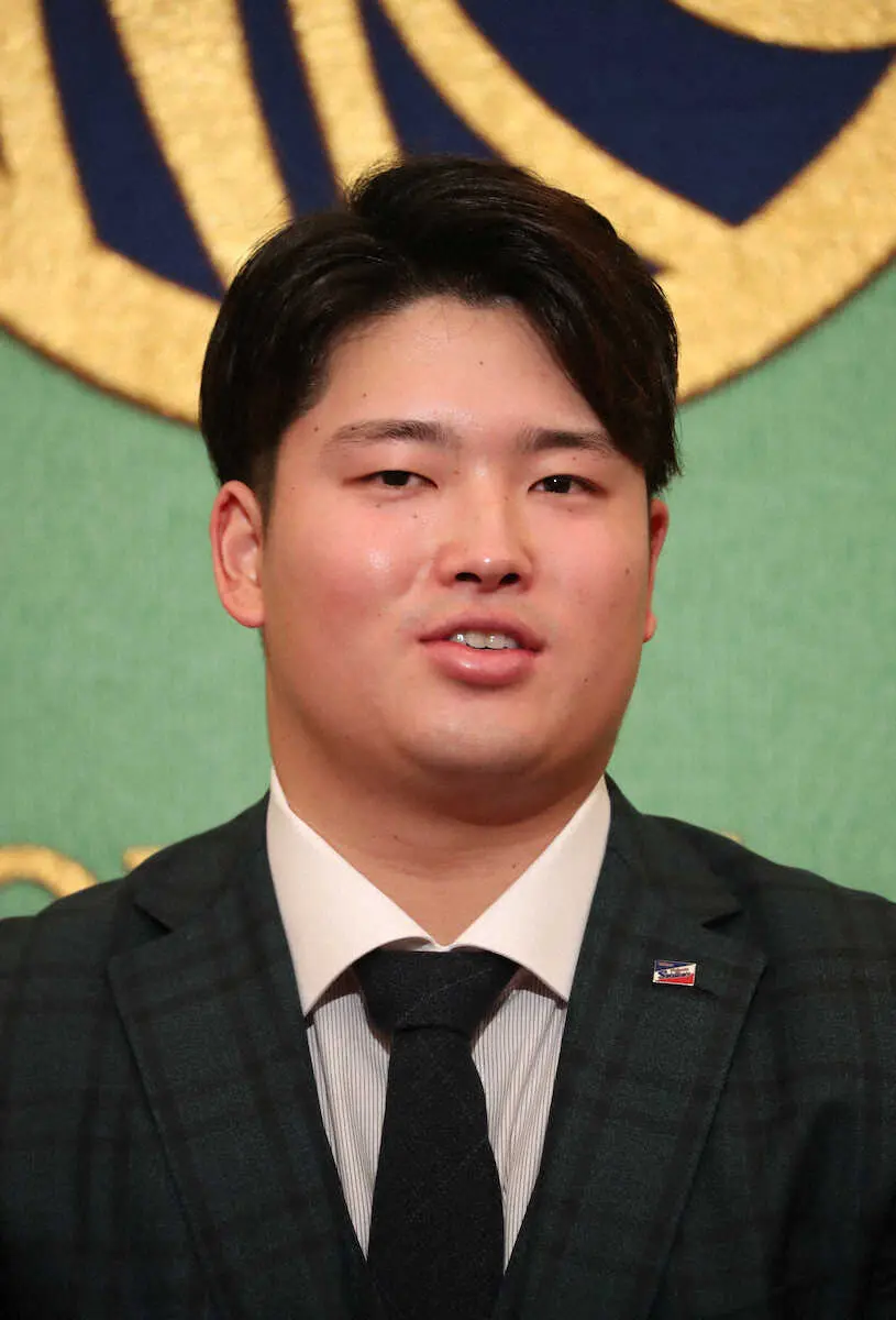 【画像・写真】ヤクルト村上「これに選ばれたいと思って頑張ってきた」　史上最多得票で初の1位に満面笑み