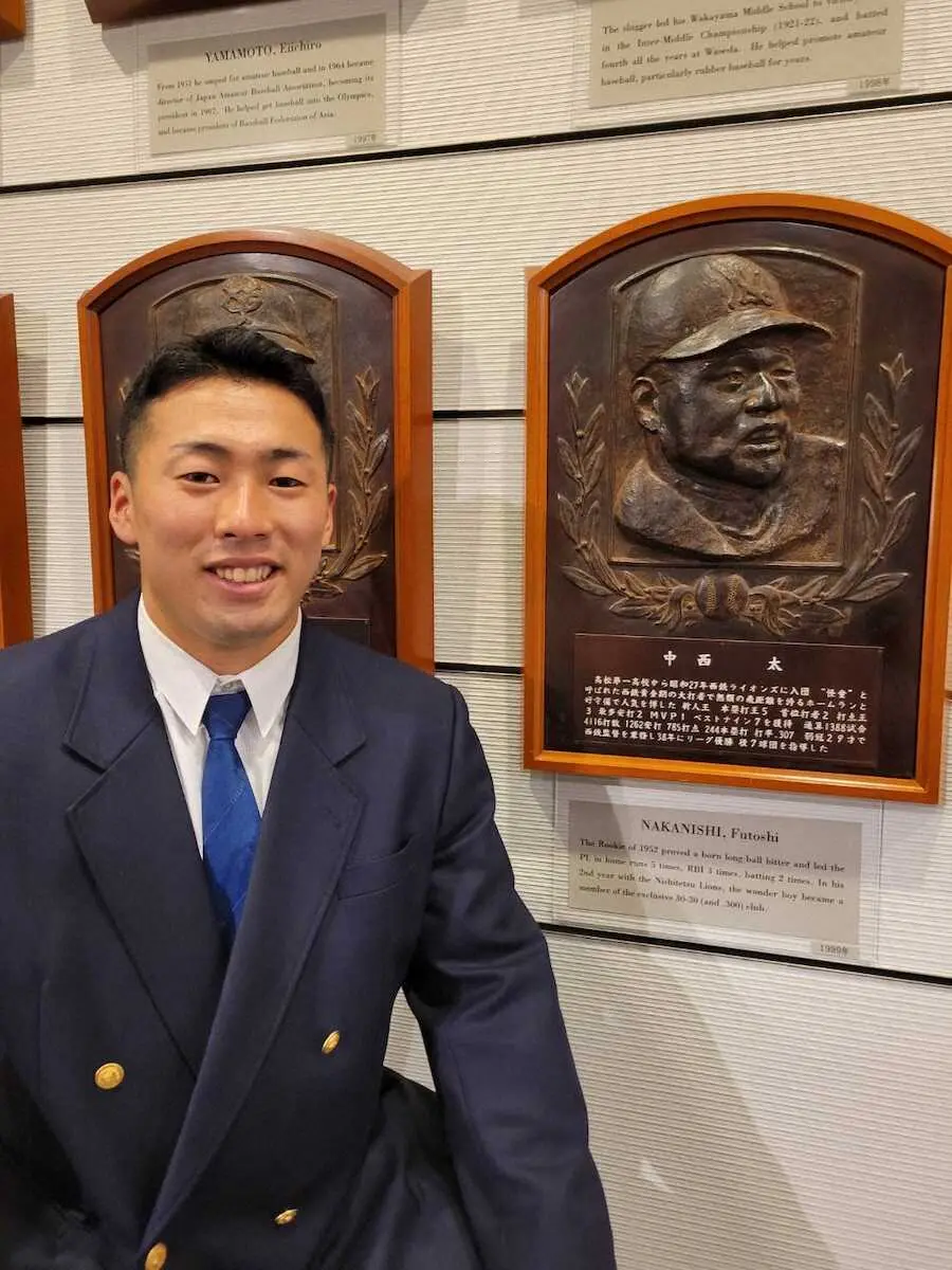 巨人・浅野が野球殿堂博物館で故郷の先輩・中西太のレリーフと記念写真