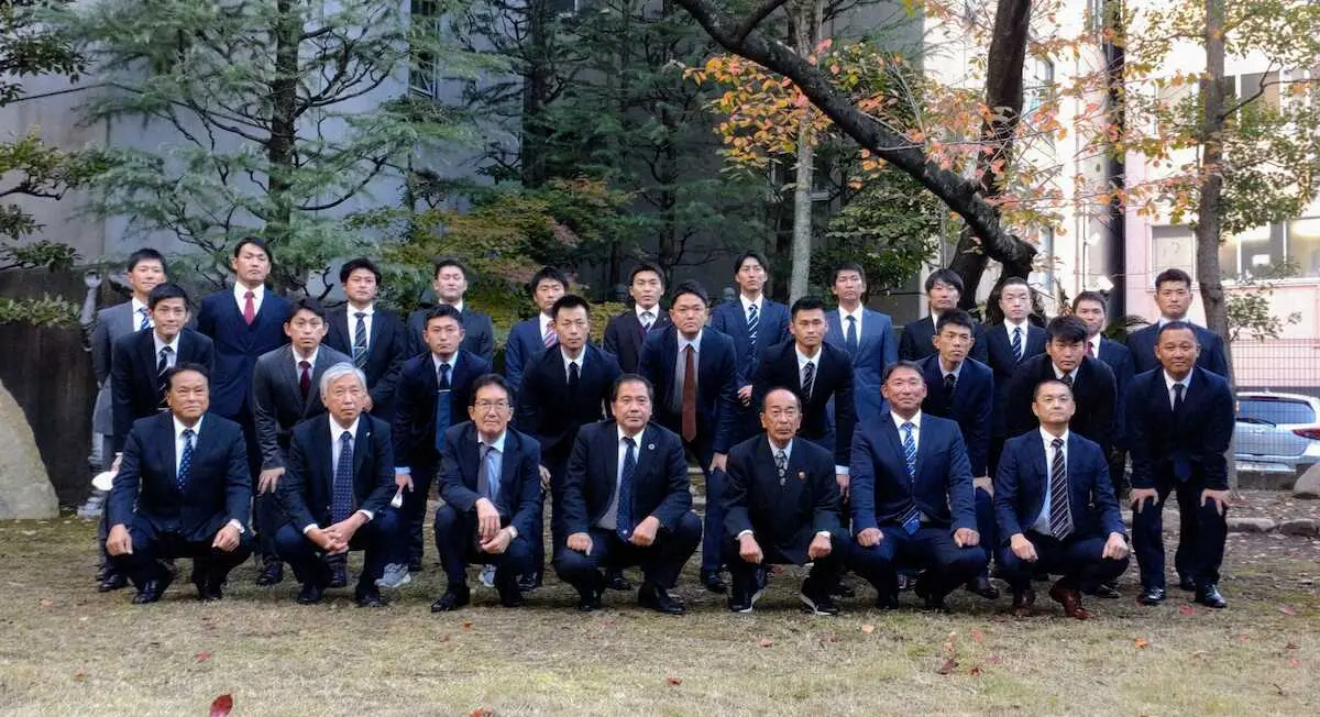 甲子園塾に集まった全国の指導者たち（25日、日本高校野球連盟中庭）