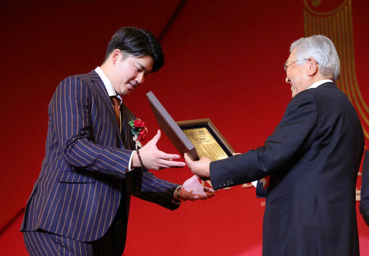 ＜NPB　AWARDS　2022＞コミッショナー特別賞を受賞したヤクルト・村上宗隆