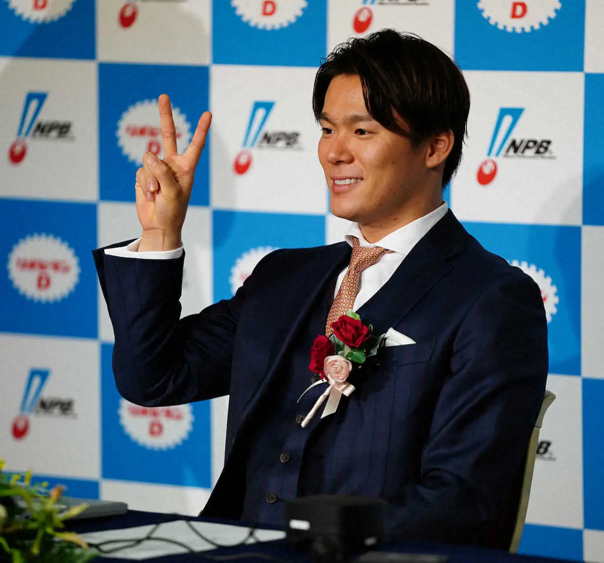 ＜NPB　AWARDS　2022＞最優秀選手賞に輝いたオリックス・山本由伸はオンラインでの会見前に笑顔を見せる（代表撮影）