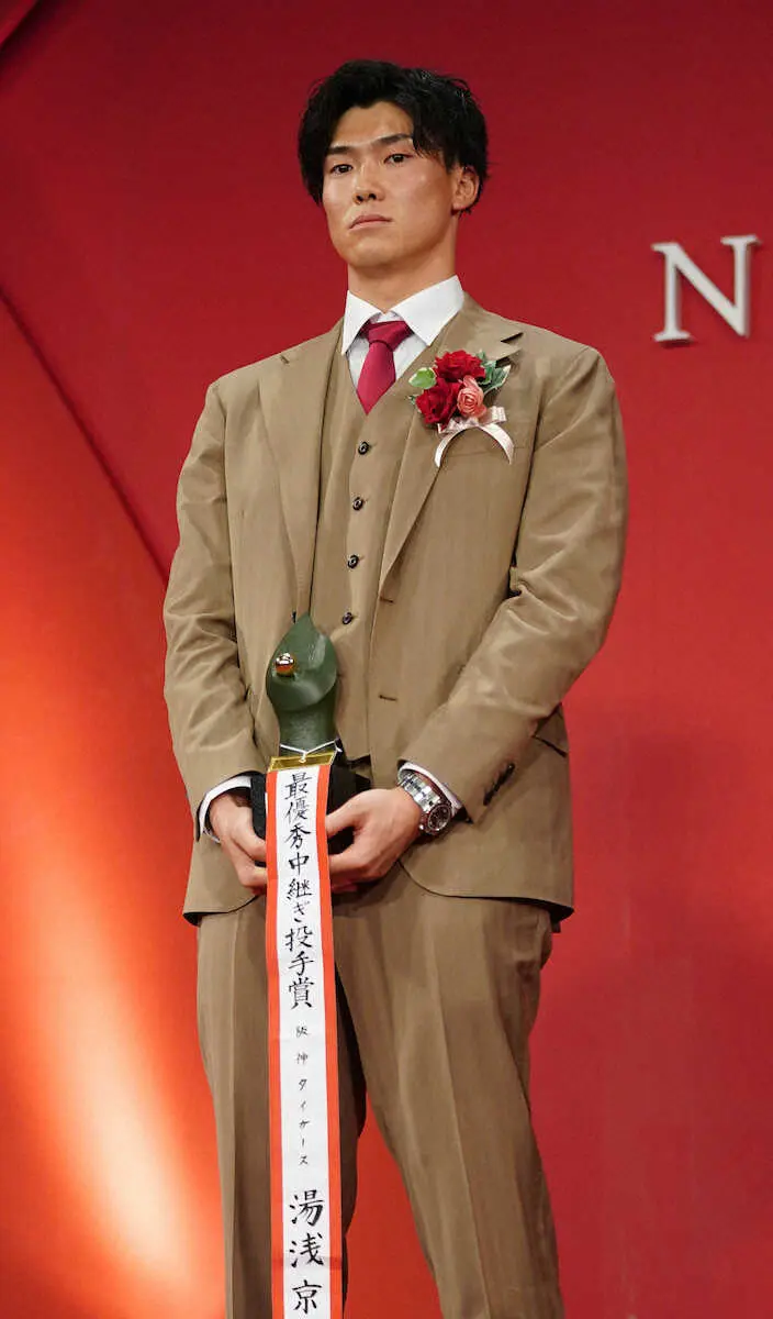 ＜NPB　AWARDS　2022＞セ・リーグ最優秀中継ぎ投手賞に輝いた阪神・湯浅京己の左腕にはとっておきの腕時計が…（代表撮影）