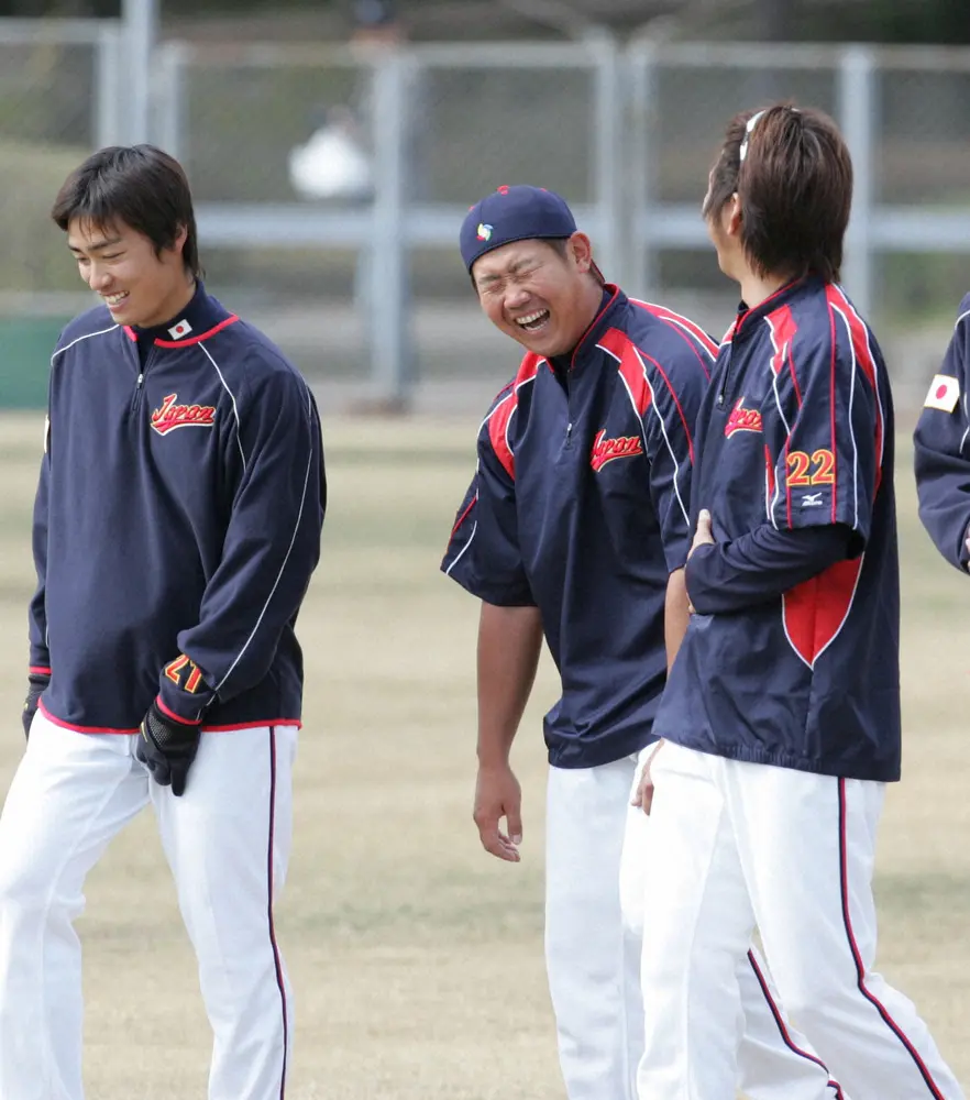 2009年の第2回WBCに向けての日本代表候補合宿でランニングの合間に談笑する（左から）和田毅投手（ソフトバンク）、松坂大輔投手（レッドソックス）、藤川球児投手（阪神）