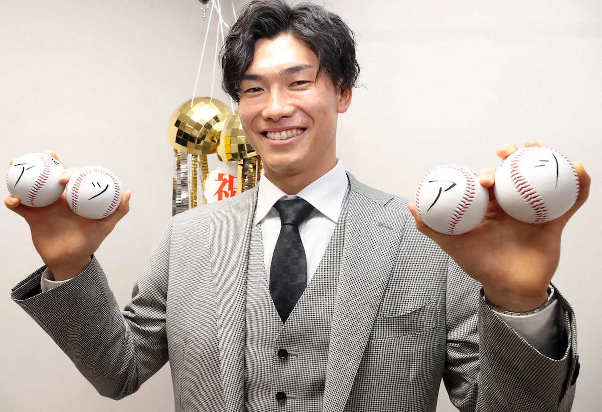 阪神・湯浅　球団史上最高の840％増「ここまでは想像していなかった」岩貞から贈呈のスーツで登場