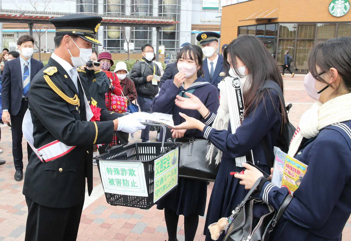 【画像・写真】ティッシュを配る甲子園警察1日所長を務める伊藤将（撮影・成瀬　徹）