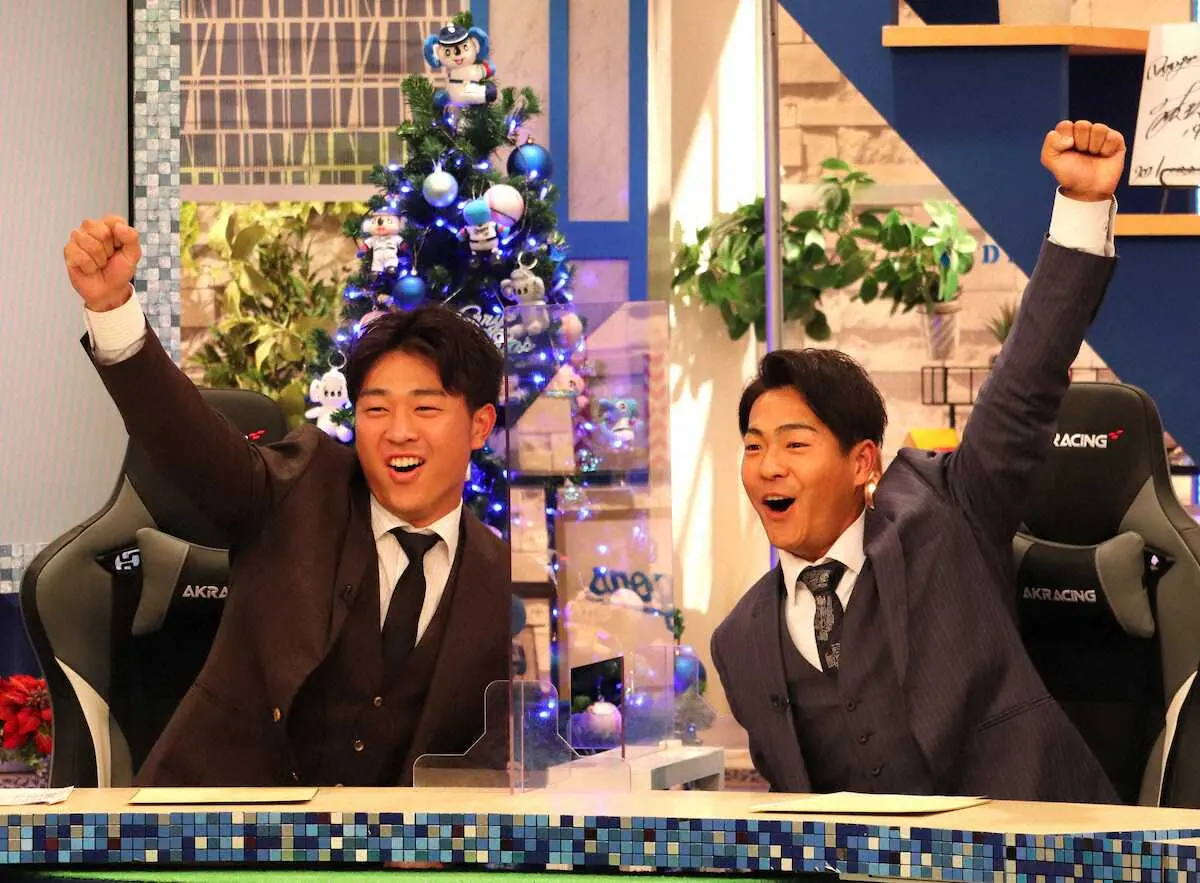東海テレビの「ドラHOTプラス」に出演し、「ブラボー！」を連呼する中日・高橋宏（左）と土田