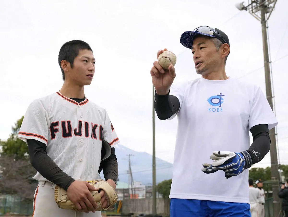 イチロー氏　高校生投手にツーシームの握り教える　ブルペンでも熱視線　静岡・富士高で指導