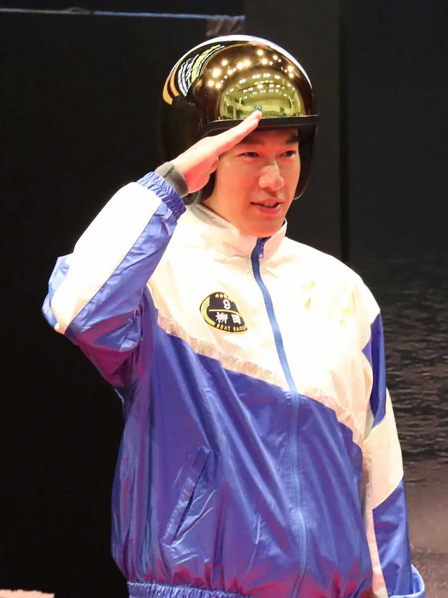 下関競艇場でのトークショーで黄金のヘルメットをかぶり挨拶する柳田（撮影・中村　達也）
