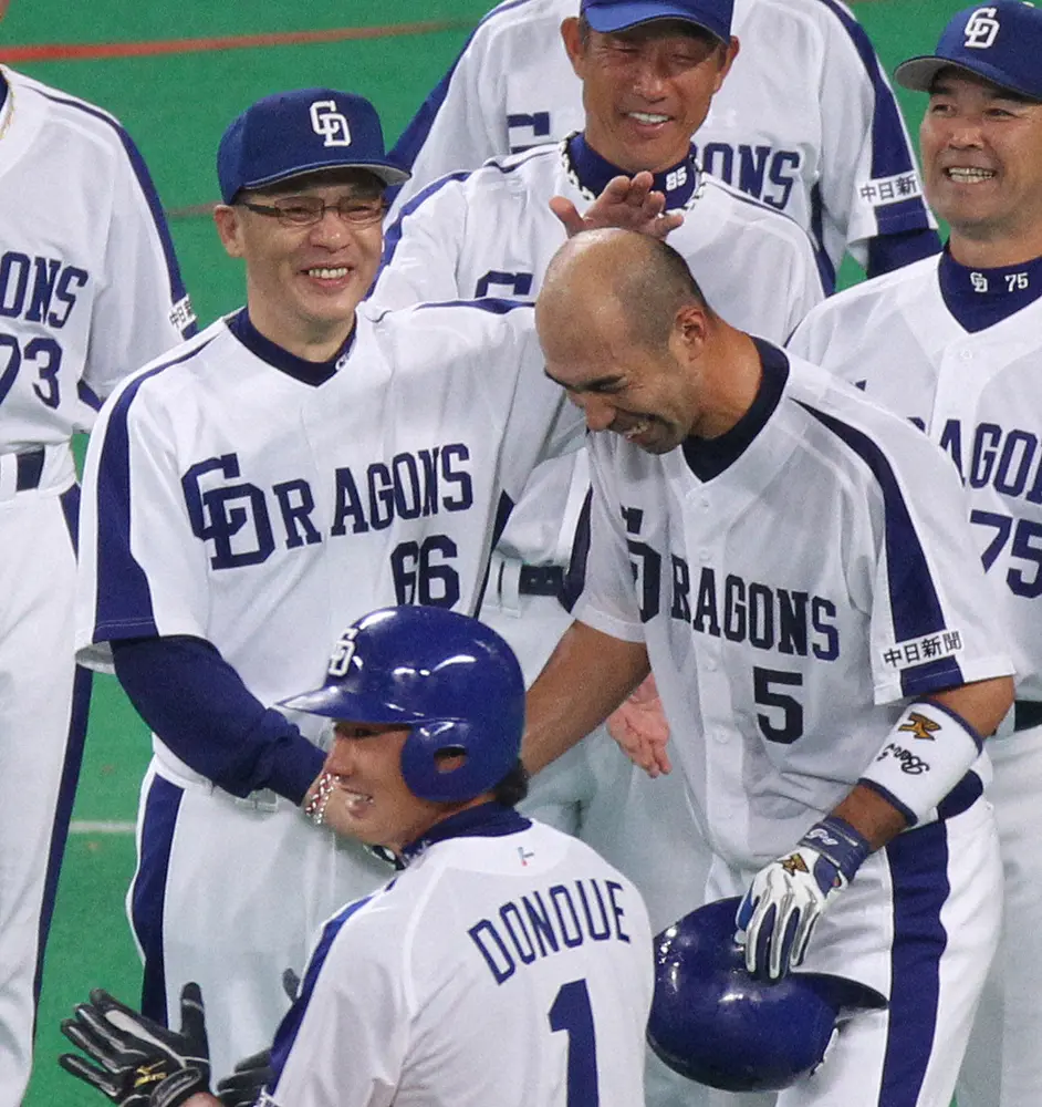 2010年の巨人とのセ・リーグファイナルS大4戦でサヨナラ打を放った和田一浩（中央右）の頭を笑顔でなでる落合博満監督（同左）