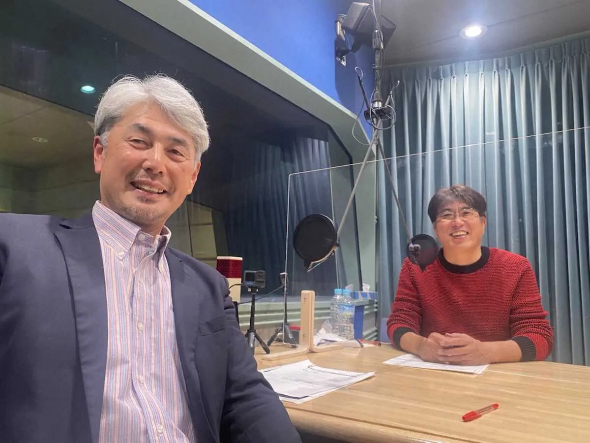1月15日、22日20時放送のTBSラジオ「石橋貴明のGATE7」の収録を行なった吉井監督（左）と石橋貴明