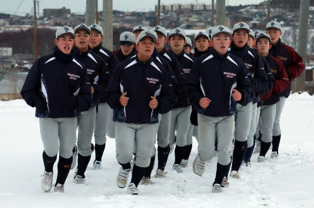 【画像・写真】雪上をランニングする稚内大谷ナイン（撮影・石川加奈子）