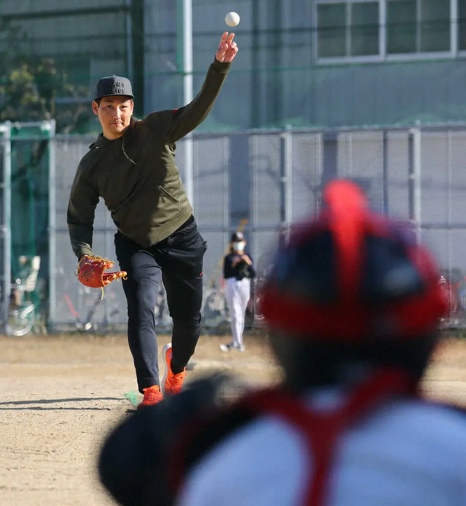 阪神・岩崎がまさかのKO？野球教室の1打席対決で子どもたちに連打浴び「降参です。レベル高い」