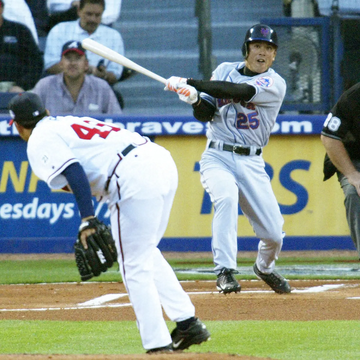 2004年４月の開幕戦の1回表、メッツの松井稼頭央内野手（右）が、ブレーブのラス・オルティス投手から中越えに開幕戦先頭打者初球本塁打を放っ