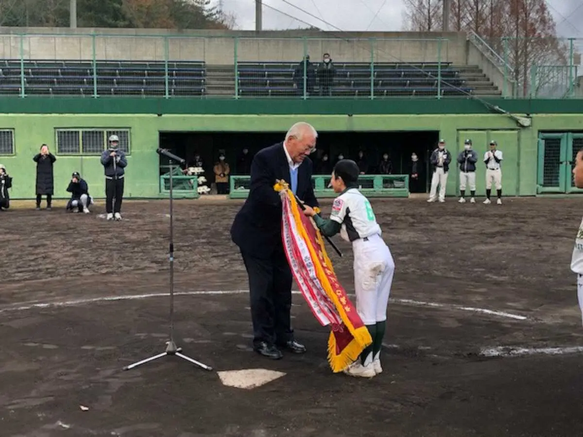 優勝したウッディボーイズイーストは鈴木氏から優勝旗を授与される