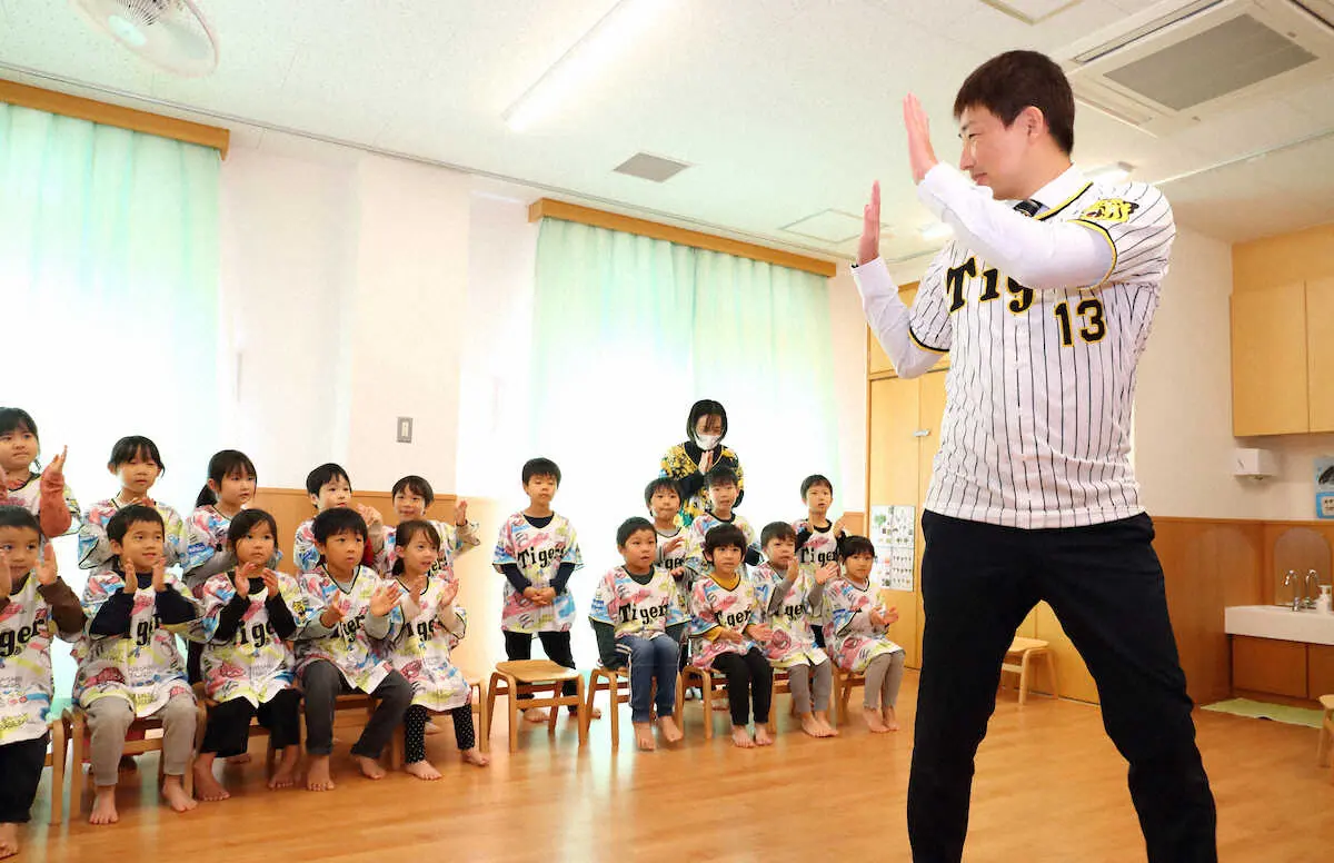 阪神・岩崎が静岡市、西宮市に玩具寄贈「1年間頑張ってきて良かった」能見から引き継ぐ貢献活動