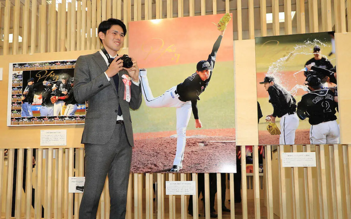 佐々木朗が日本橋三越で開催される報道写真展のゲストとして来場。贈呈されたカメラを手に笑顔を見せる（撮影・篠原岳夫）