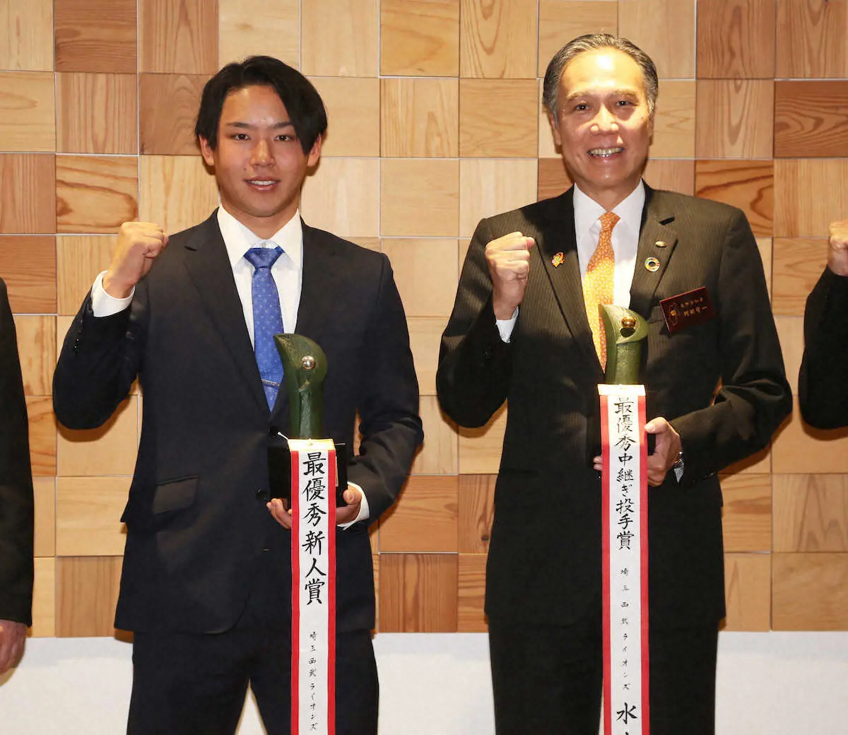 長野県庁で阿部知事と写真に納まる西武・水上（左）