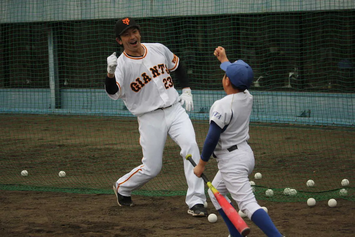 巨人に新加入の松田　野球教室で巨人のユニホーム姿をお披露目　熱男ポーズも！