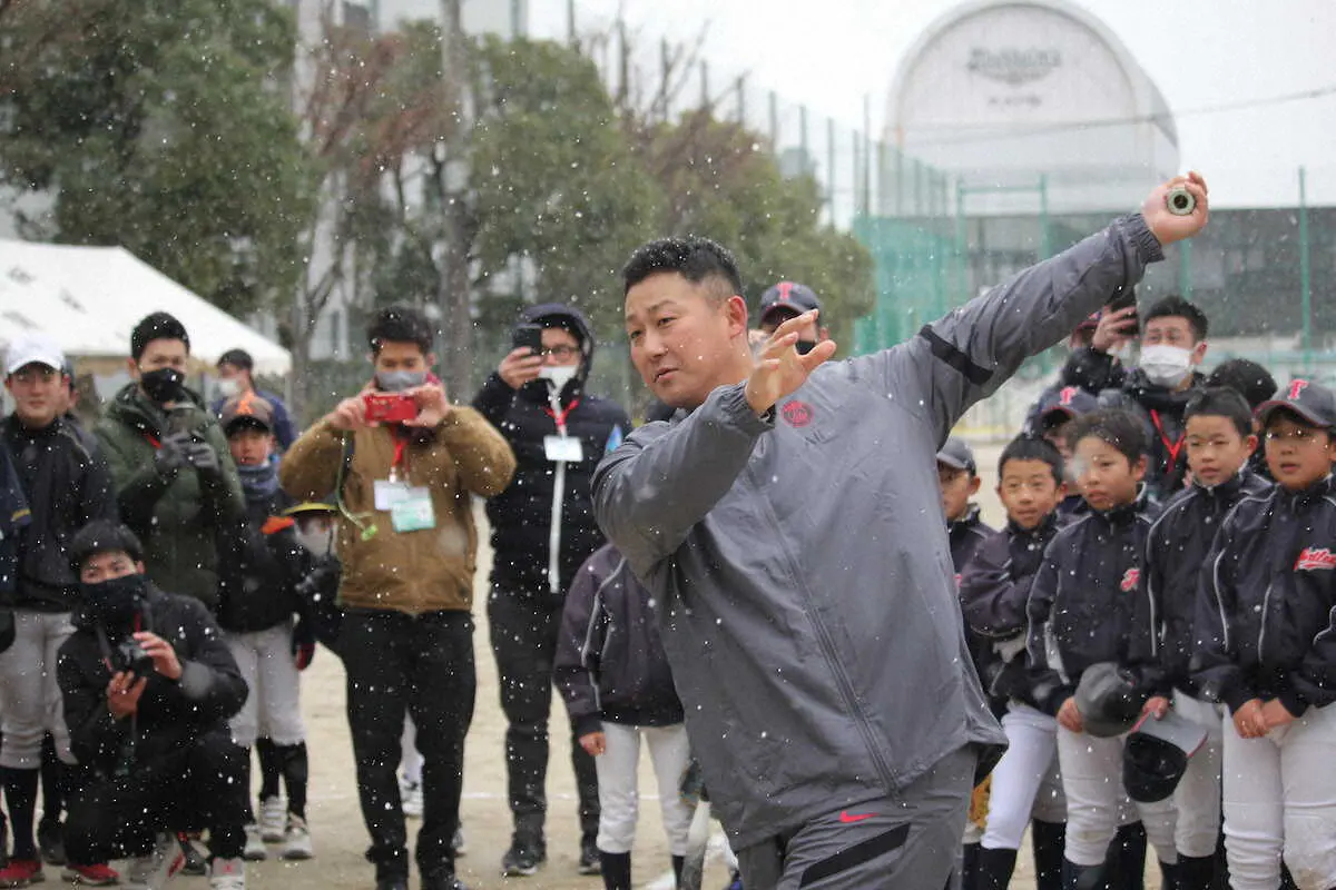 巨人中田が雪が舞う福岡市内で野球教室に参加