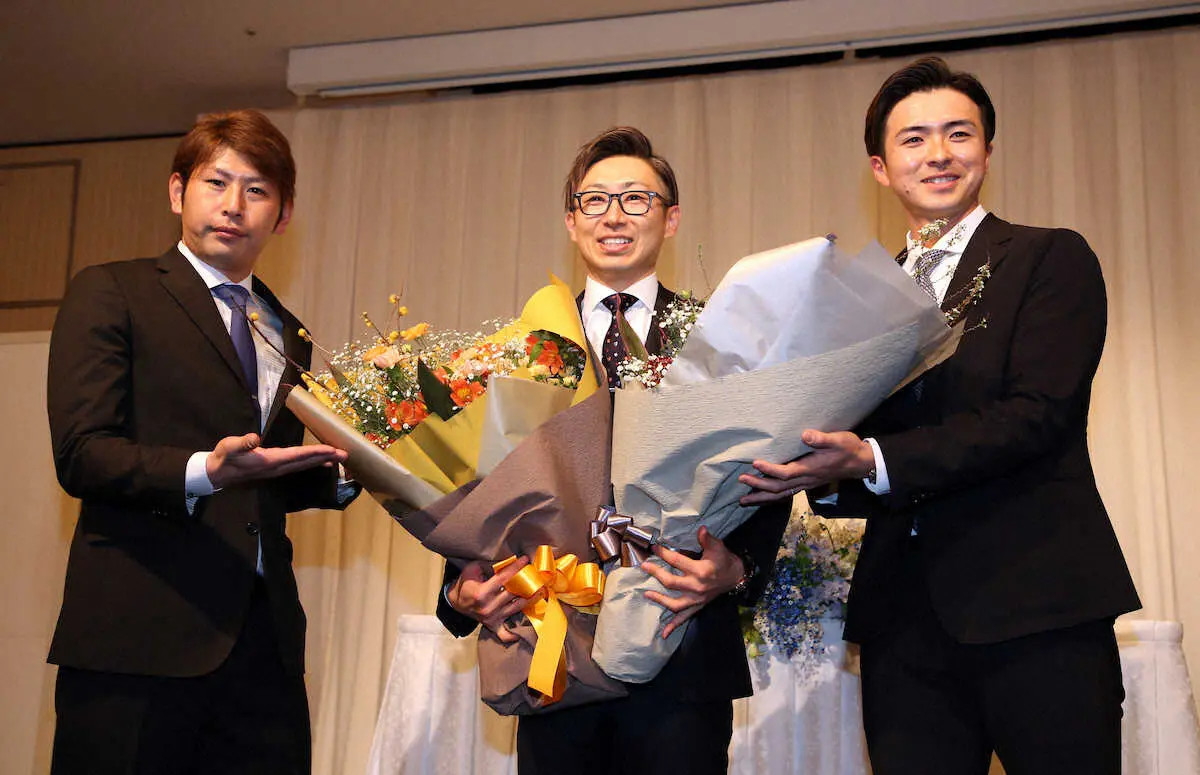 ＜日本ハム＞引退会見後、両投手から贈られた花束を手に写真に納まる金子（左から）加藤貴、金子、上沢（撮影・高橋茂夫）