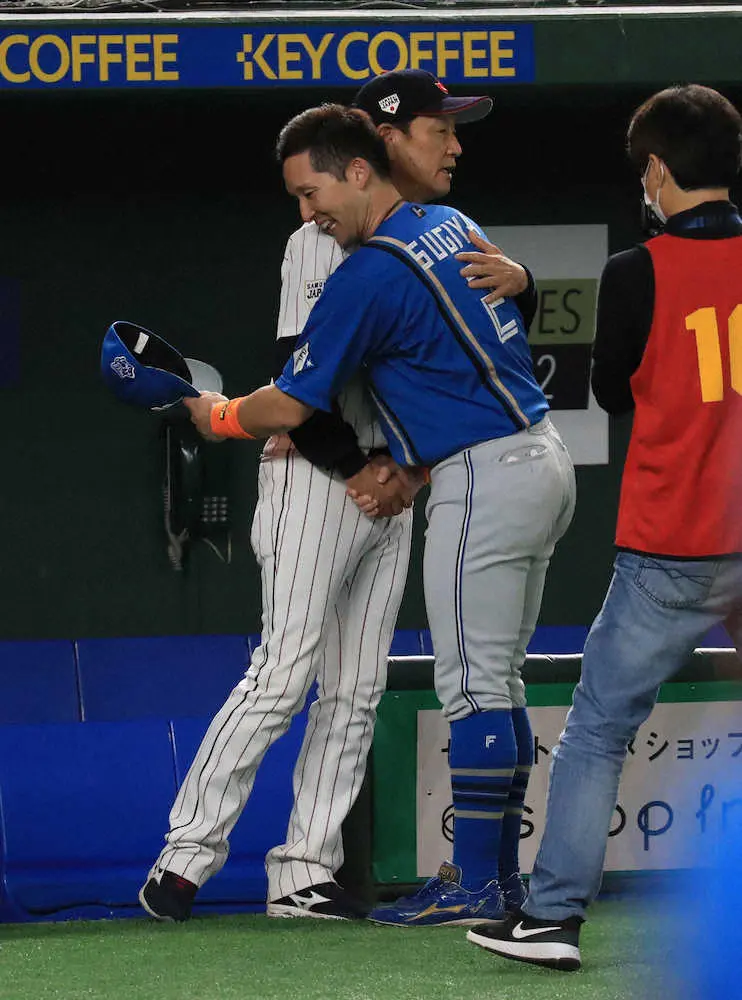 引退試合で、場内を一周した杉谷（右）は待っていた侍ジャパンの栗山監督と抱き合う（撮影・篠原岳夫）