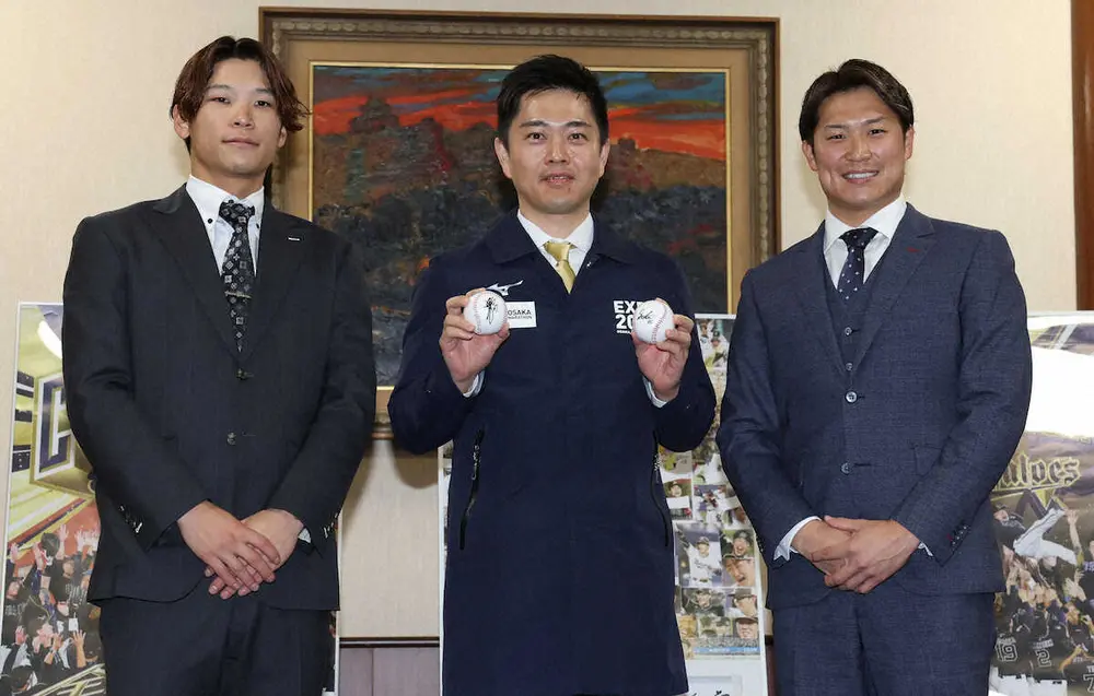 感動大阪大賞の贈呈式で笑顔を見せる（左から）中川圭、吉村知事、阿部（撮影・亀井　直樹）