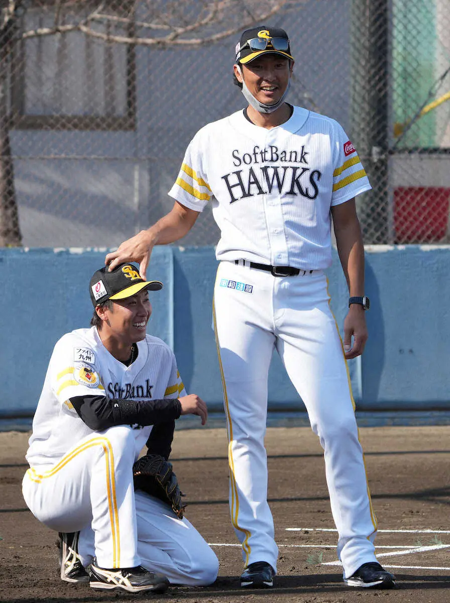 ソフトバンク・斉藤和投手コーチ（右）