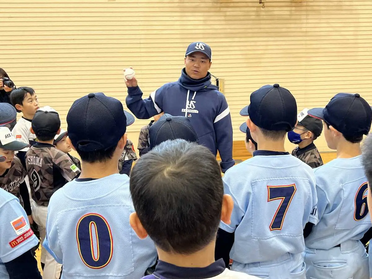 野球教室で子供に指導するヤクルト・中村