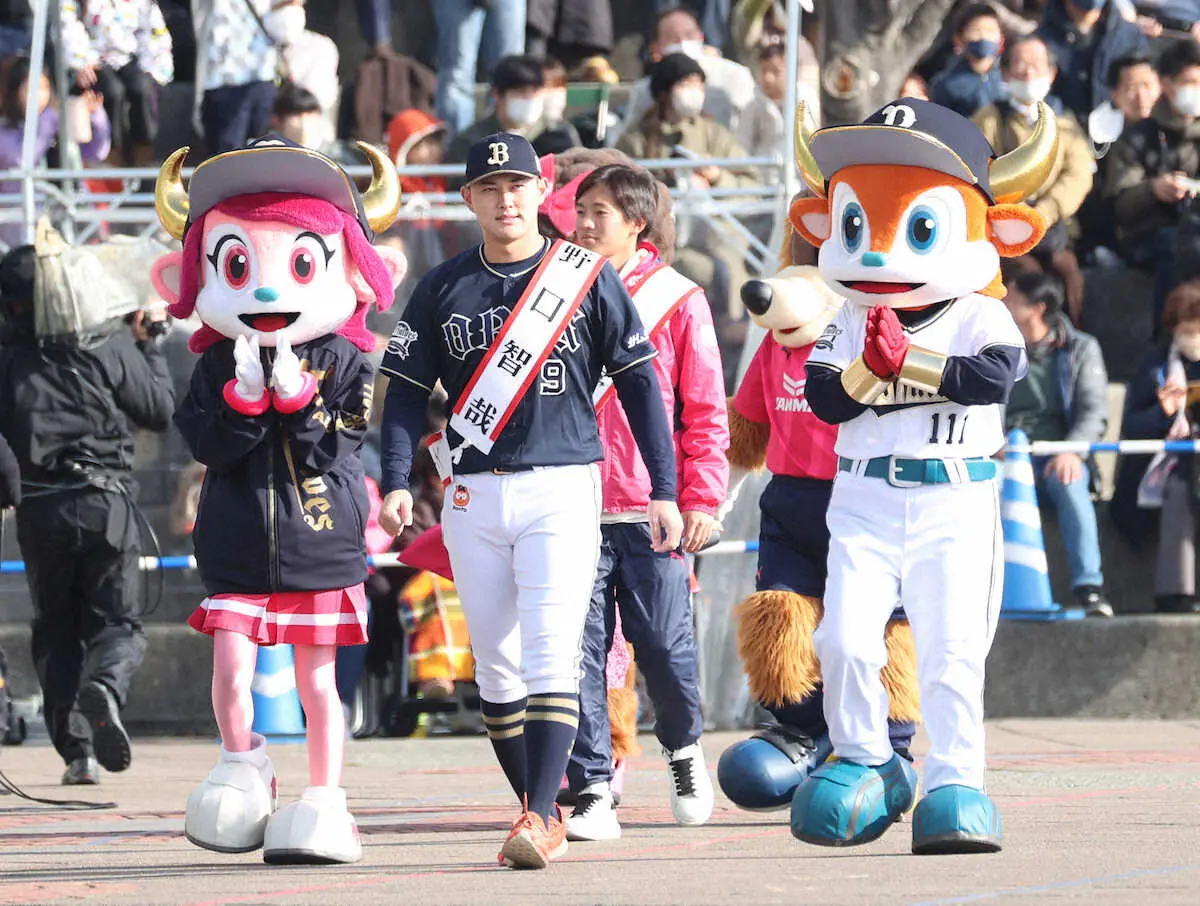 大阪市消防出初式に参加し、手を振る野口（左から2人目）（撮影・平嶋　理子）