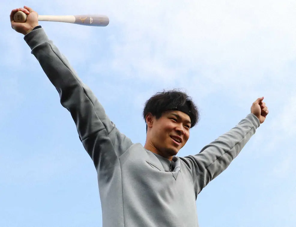 阪神の年男・佐藤輝　今季の目標は「アレ本」　球団最速3年目30発「跳び越えていきたい」