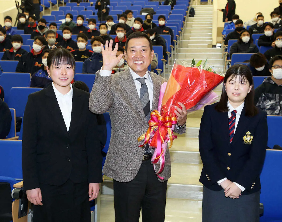国際武道大で講義を終え、学生から花束を贈られるた原監督（撮影・西川祐介）