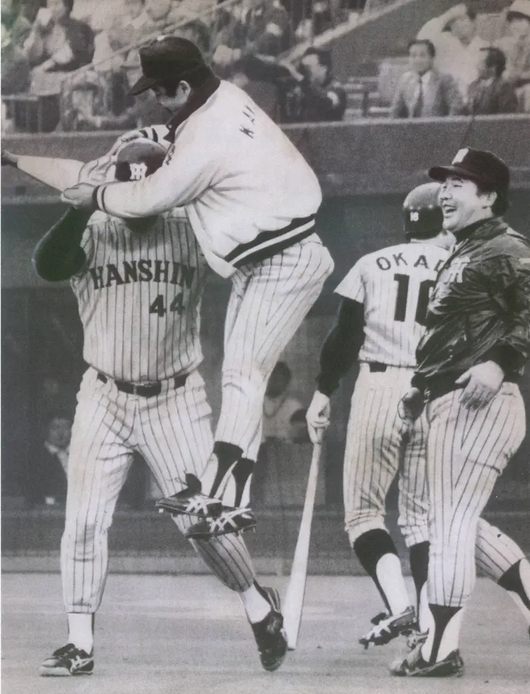 1985年の日本シリーズで、本塁打を打ったバース（左）を手荒く迎える川藤
