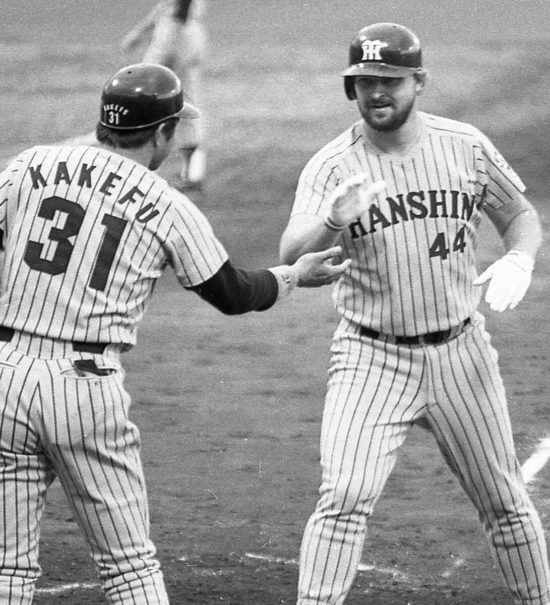 85年10月12日、広島戦で決勝本塁打を放ち、掛布（左）とタッチして喜ぶバース