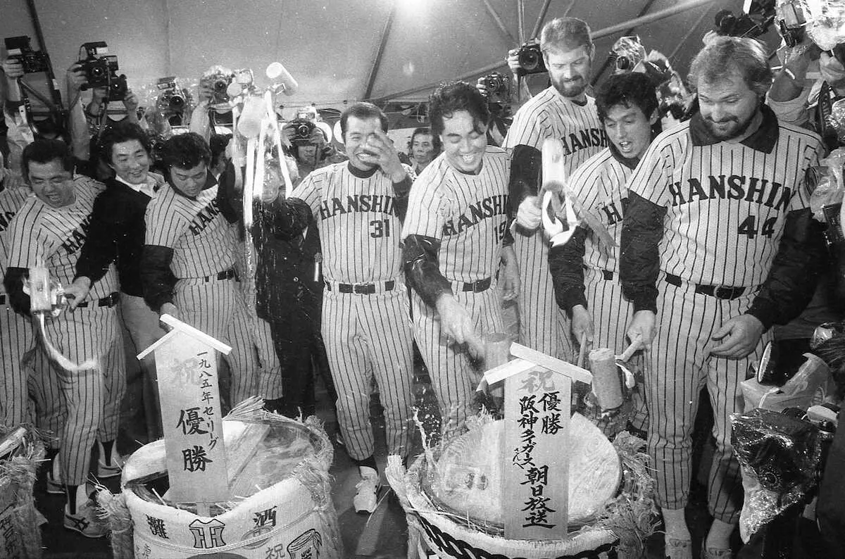 85年、リーグ優勝を決め、祝勝会で鏡開きをする（左から）川藤、山本、岡田、掛布、中西、ゲイル、真弓、バース