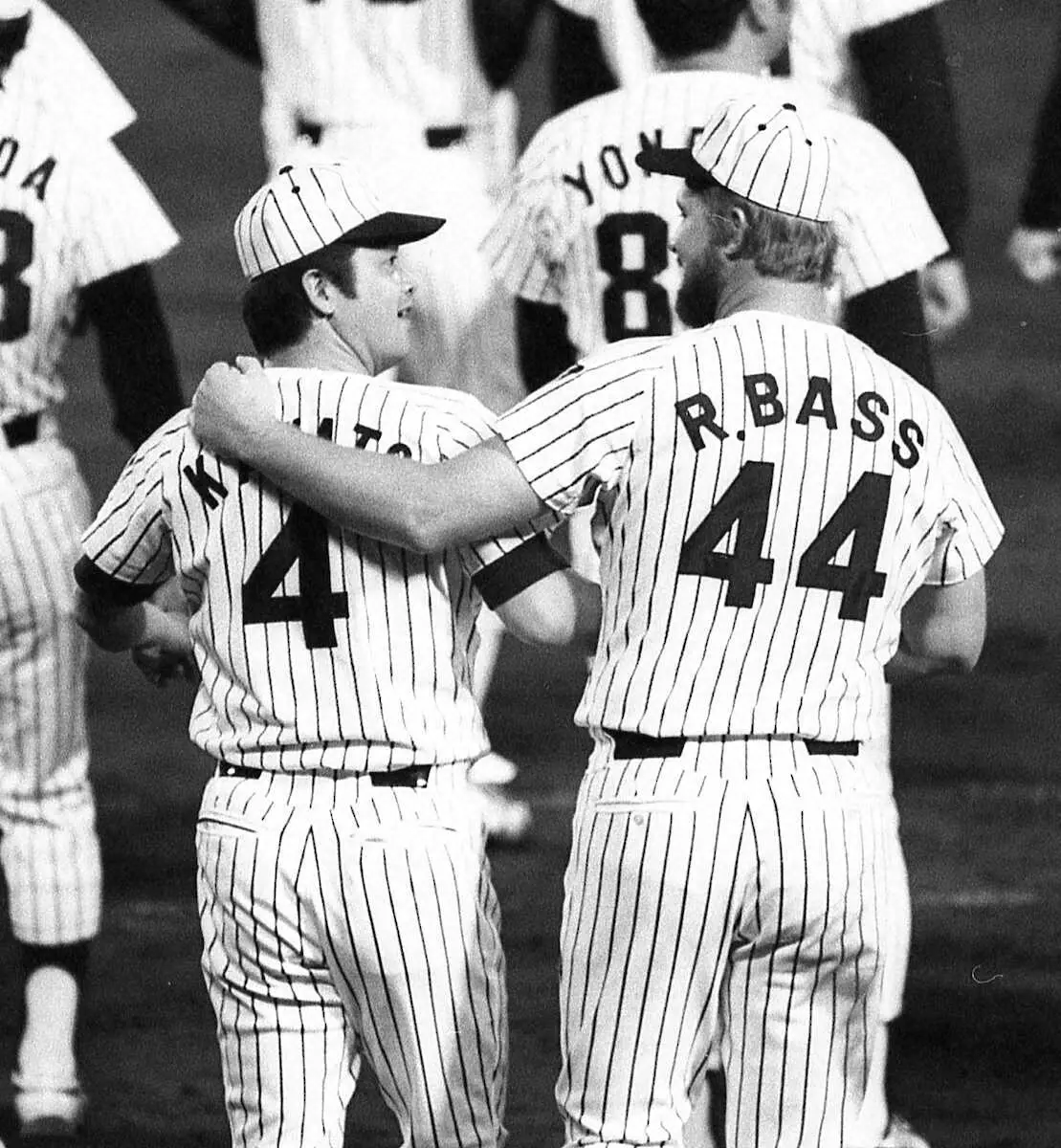 1986年10月14日、引退試合を終えた川藤幸三（左）の肩を抱いて場内一周するランディ・バース