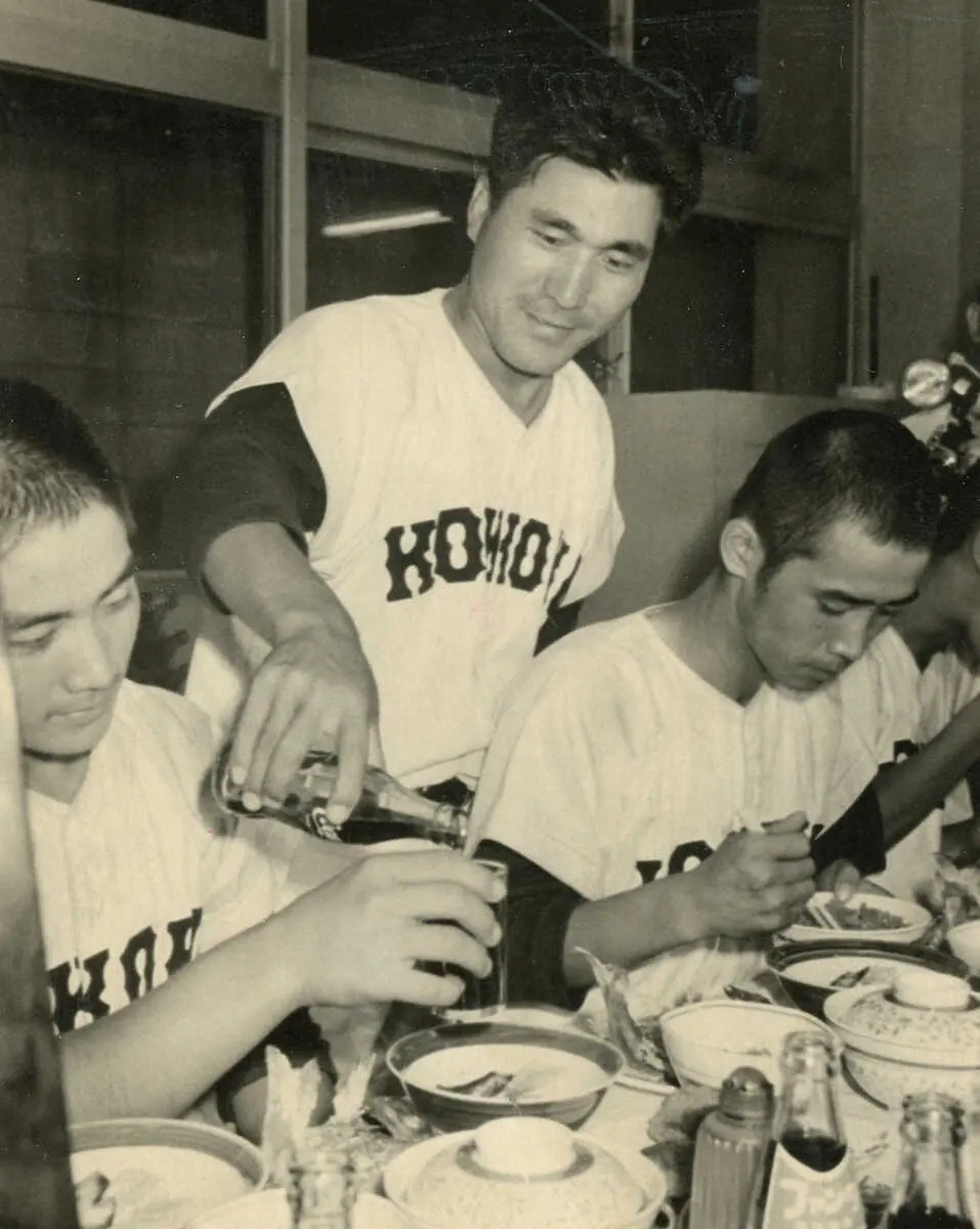 1968年の全国高校野球選手権で優勝し学校に戻ってきたナインにコーラをつぐ興国・村井監督