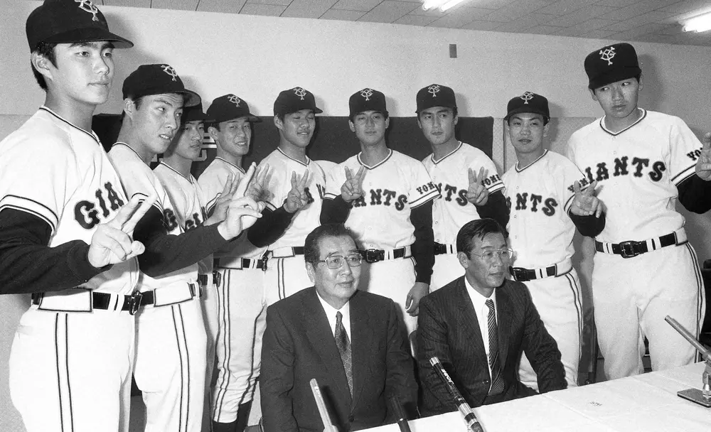 巨人入団会見当時の川相（左から4人目）。前列右は藤田監督